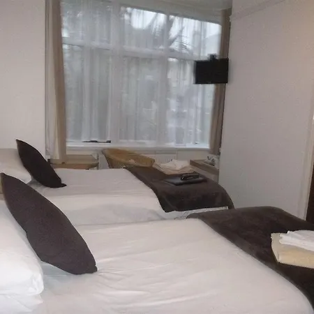 Oasis House בית הארחה 3*