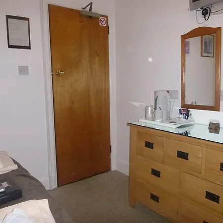 Oasis House 3*