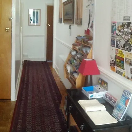 Oasis House 3*