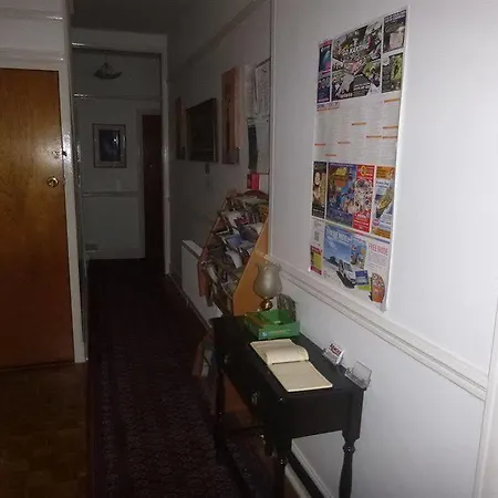 בית הארחה Oasis House 3*