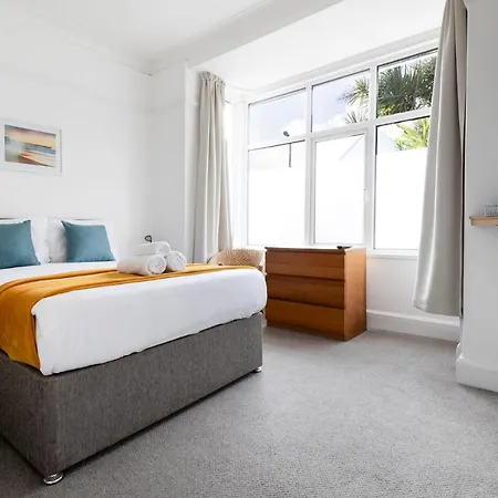 Oasis House 3*