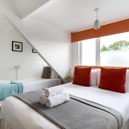 בית הארחה Oasis House 3*