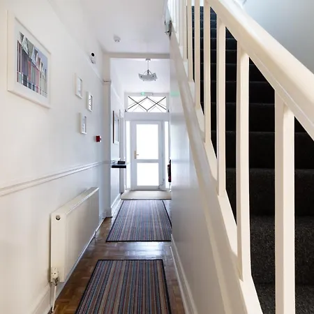Oasis House 3*